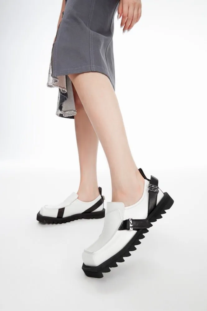 Bevel Head Gear Bottom Buckle Loafers in White